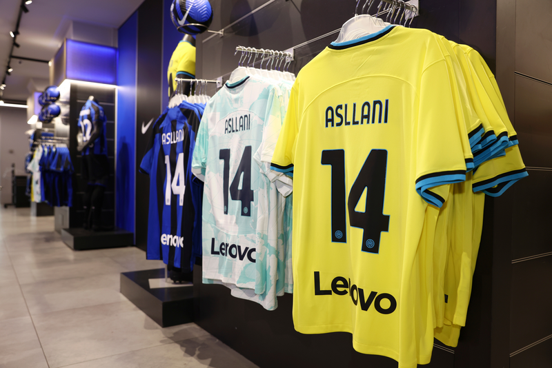 Inter, Mkhitaryan e Asllani con i tifosi nello store ufficiale - La  Gazzetta dello Sport