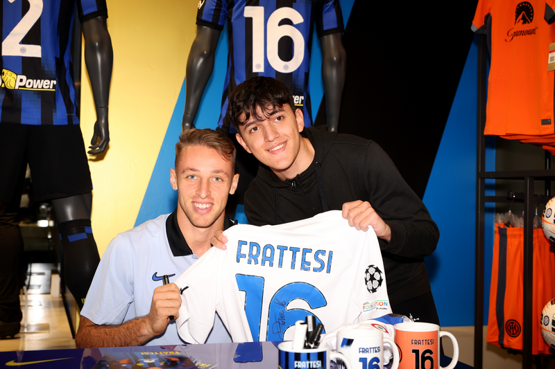 Dumfries e Frattesi all'Inter Store Milano