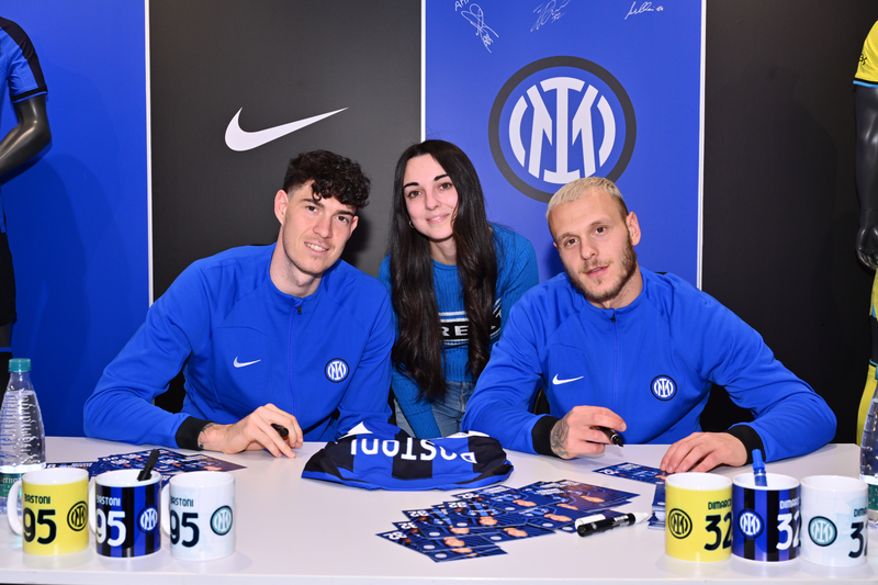 Bastoni e Dimarco ospiti all'Inter Store San Siro