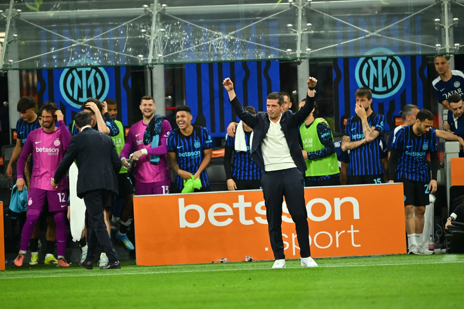 Cristian Chivu rayakan Scudetto musim ini