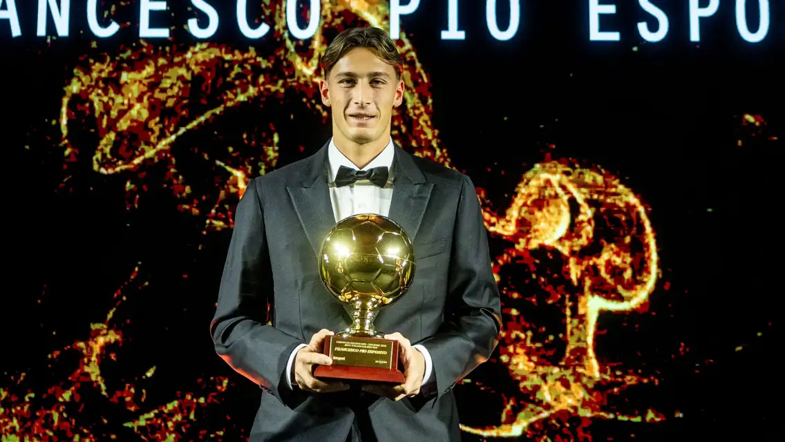 Pio Esposito wins the Best Italian Golden Boy award