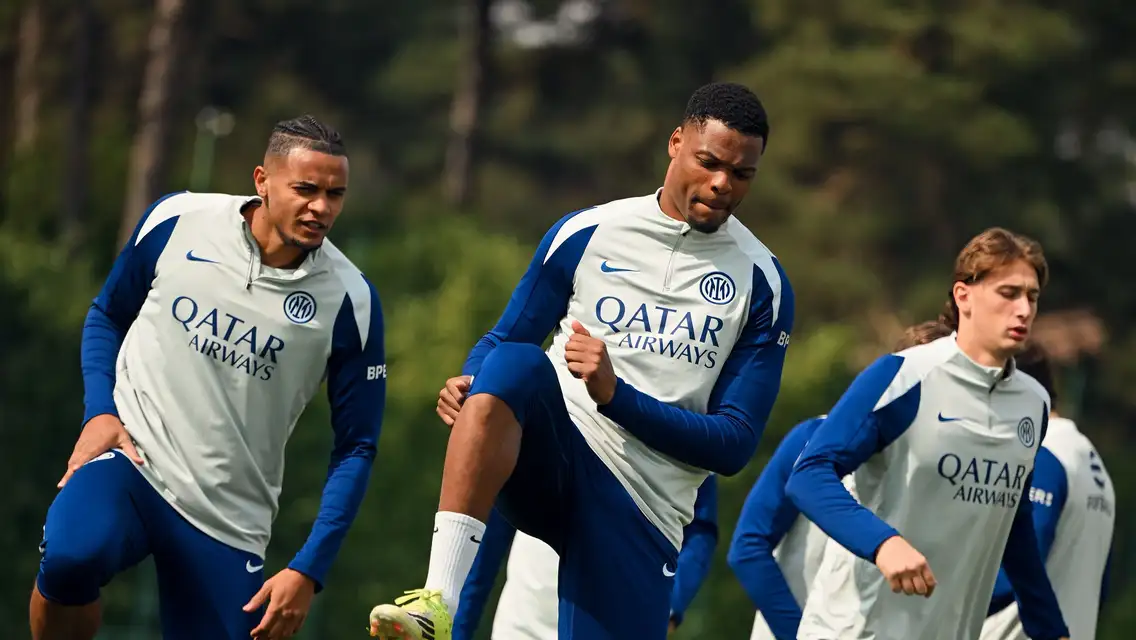 International players, Akanji, Dumfries and De Vrij on the pitch against ...