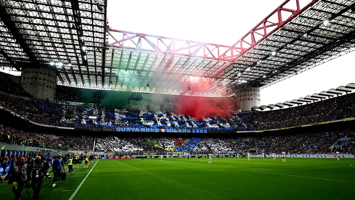 San Siro welcomes the Italian champions: the tricolour choreography