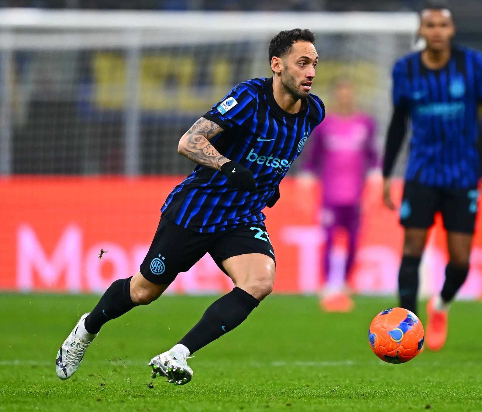 Hakan Calhanoglu sempat cetak gol sebelum ditarik keluar lapangan